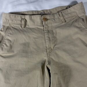 Izod mens khaki Saltwater Stretch flat front 9.5" inseam chino shorts - size 30